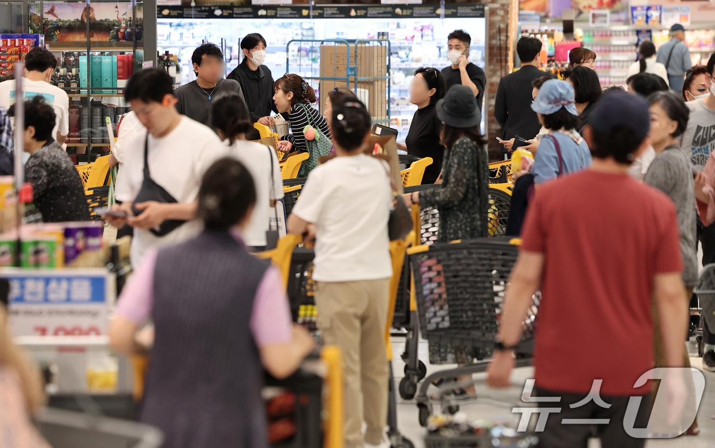 (서울=뉴스1) 김성진 기자 = 5일 오후 서울 시내 한 대형마트에서 시민들이 장을 보고 있다.이재명 대통령 당선으로 정치적 불확실성이 해소되면서 소비 심리 회복에 대한 유통업계의 …