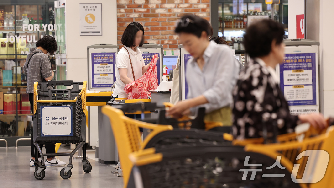 (서울=뉴스1) 김성진 기자 = 5일 오후 서울 시내 한 대형마트에서 시민들이 장을 보고 있다.이재명 대통령 당선으로 정치적 불확실성이 해소되면서 소비 심리 회복에 대한 유통업계의 …