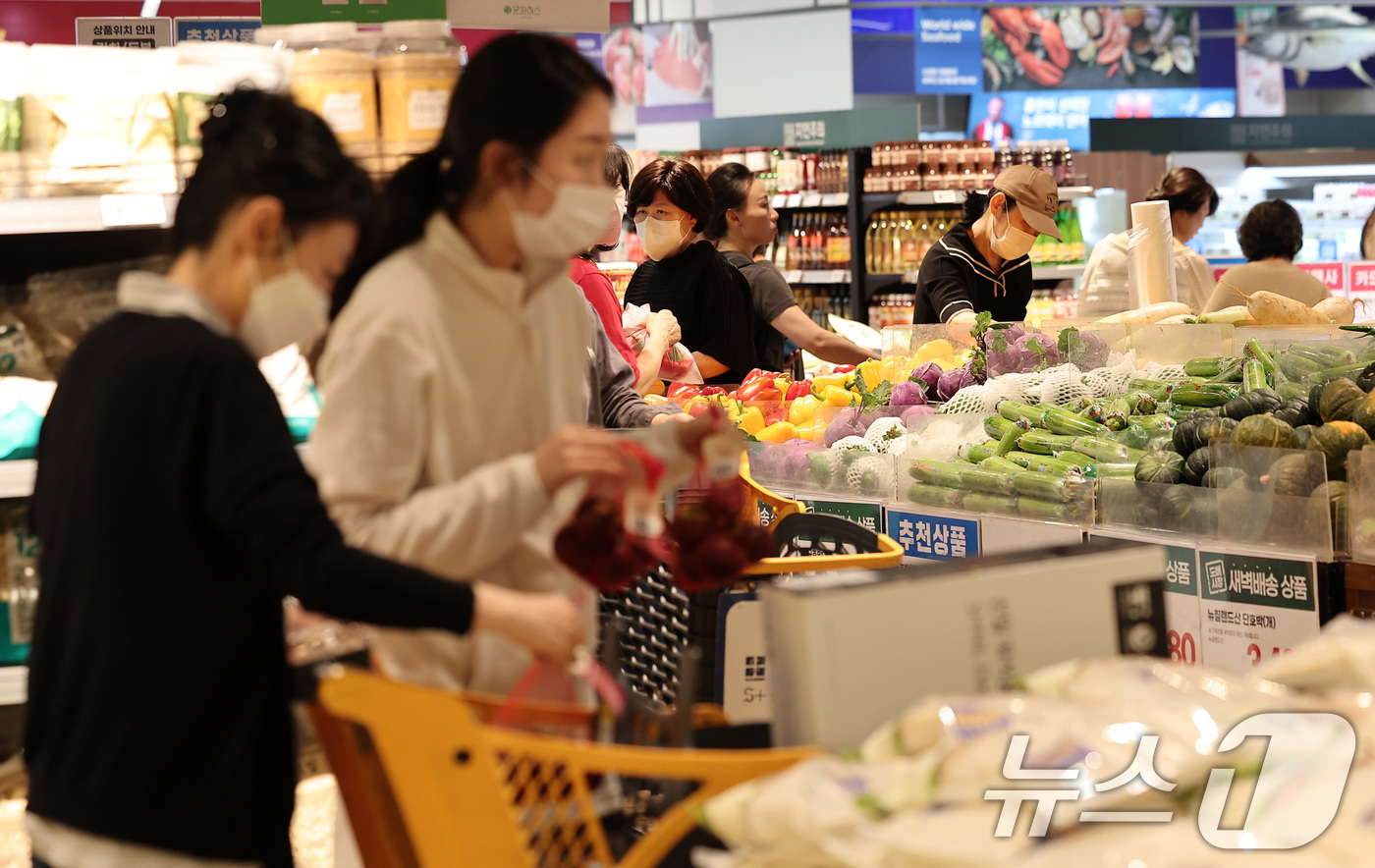 (서울=뉴스1) 김성진 기자 = 5일 오후 서울 시내 한 대형마트에서 시민들이 장을 보고 있다.이재명 대통령 당선으로 정치적 불확실성이 해소되면서 소비 심리 회복에 대한 유통업계의 …