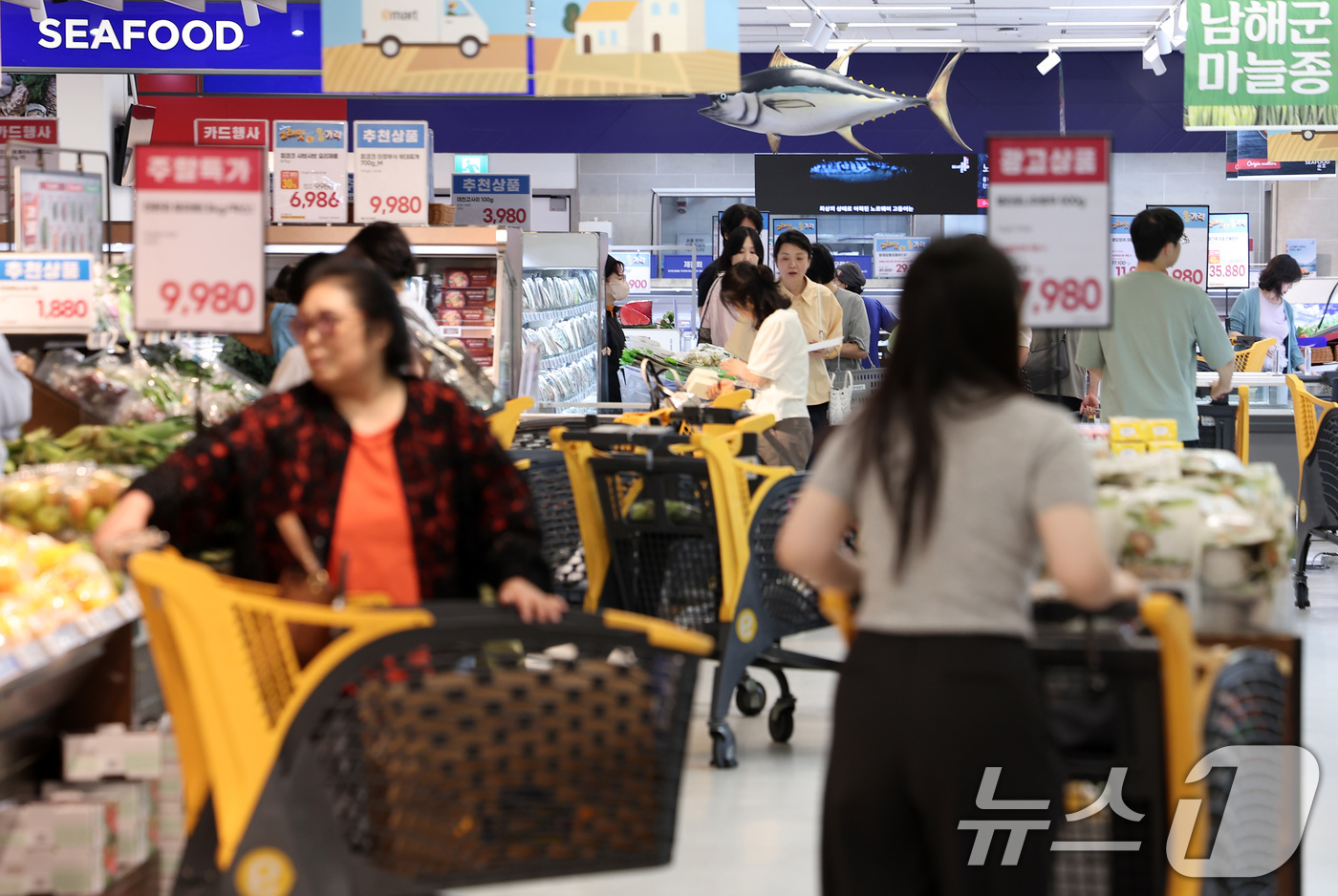 (서울=뉴스1) 김성진 기자 = 5일 오후 서울 시내 한 대형마트에서 시민들이 장을 보고 있다.이재명 대통령 당선으로 정치적 불확실성이 해소되면서 소비 심리 회복에 대한 유통업계의 …