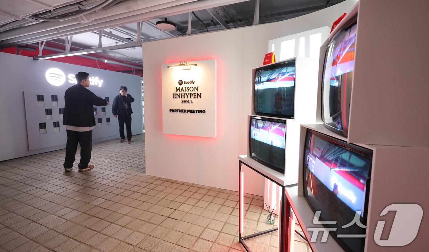 (서울=뉴스1) 신웅수 기자 = 5일 서울 여의도 지하벙커를 찾은 시민들이 케이팝 아티스트 ‘엔하이픈(ENHYPEN)’의 팝업 행사 메종 엔하이픈(MAISON ENHYPEN)을 살 …