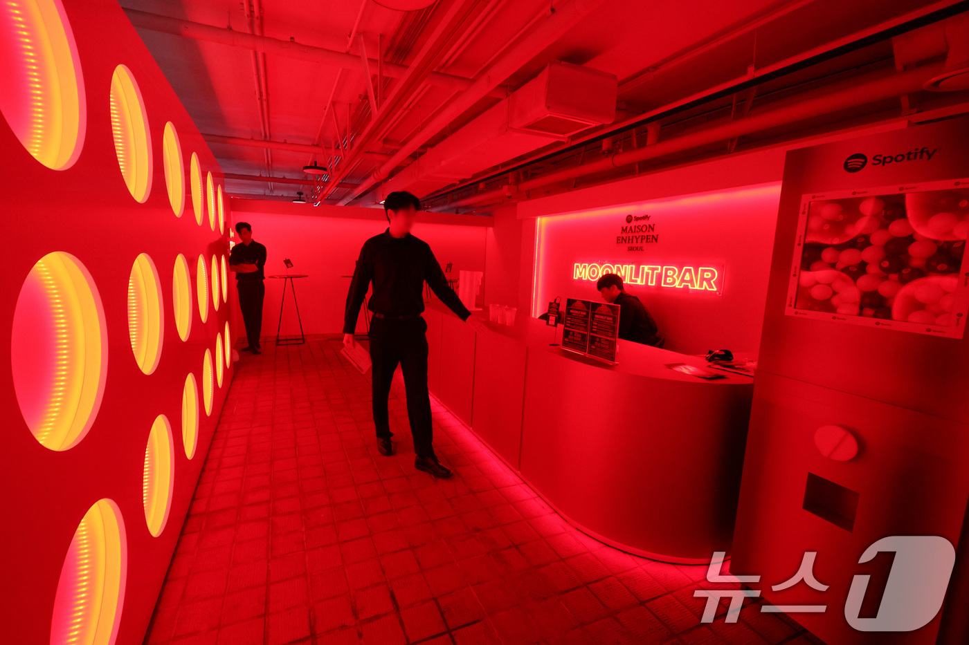 (서울=뉴스1) 신웅수 기자 = 5일 서울 여의도 지하벙커를 찾은 시민들이 스포티파이가 케이팝 아티스트 ‘엔하이픈(ENHYPEN)’과 함께 마련한 팝업 행사 메종 엔하이픈(MAIS …