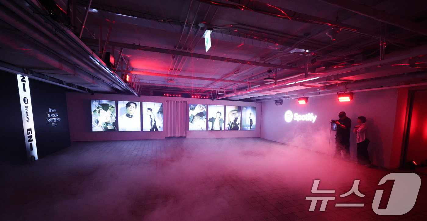 (서울=뉴스1) 신웅수 기자 = 5일 서울 여의도 지하벙커를 찾은 시민들이 스포티파이가 케이팝 아티스트 ‘엔하이픈(ENHYPEN)’과 함께 마련한 팝업 행사 메종 엔하이픈(MAIS …