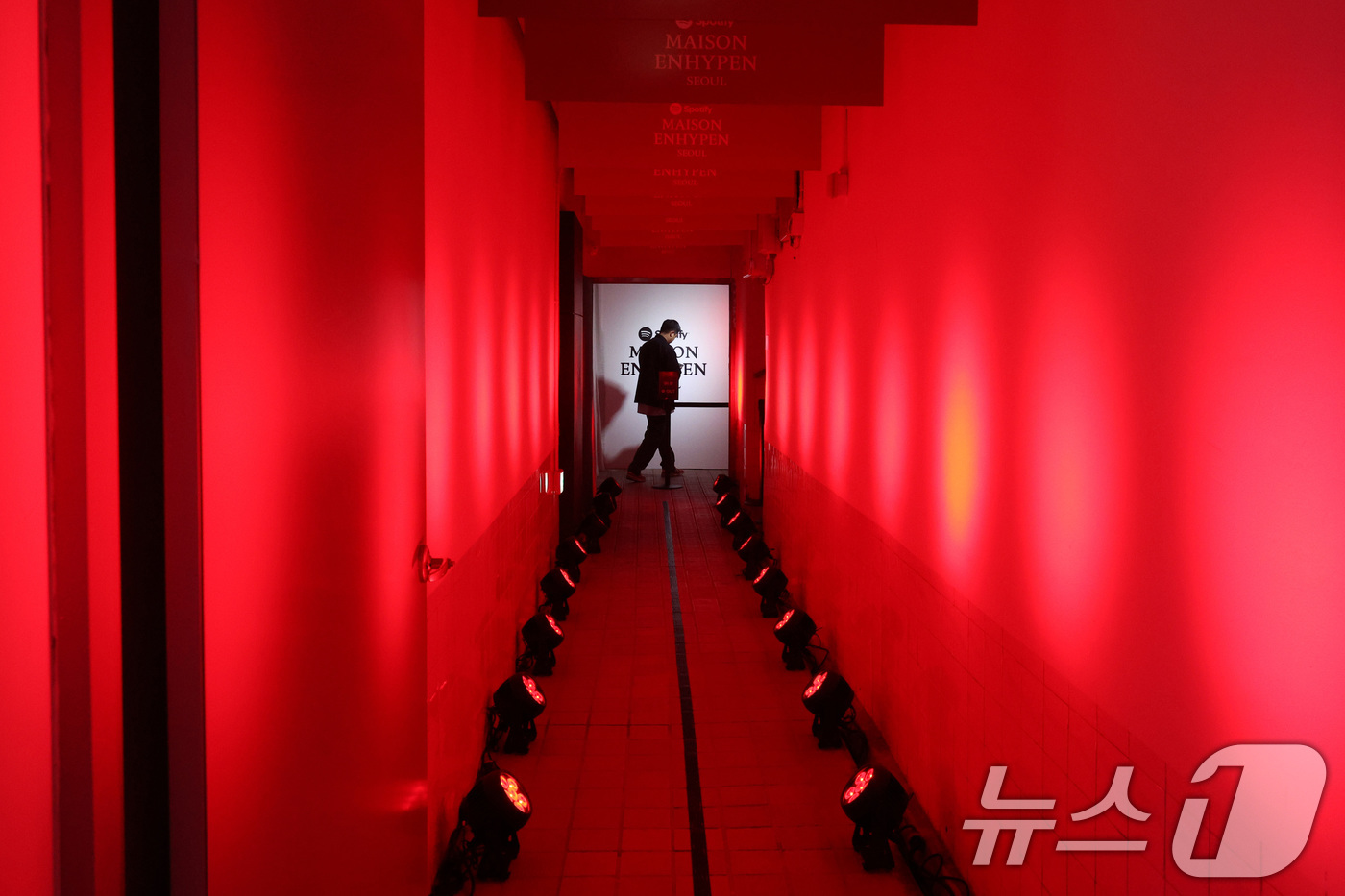(서울=뉴스1) 신웅수 기자 = 5일 서울 여의도 지하벙커를 찾은 시민들이 스포티파이가 케이팝 아티스트 ‘엔하이픈(ENHYPEN)’과 함께 마련한 팝업 행사 메종 엔하이픈(MAIS …