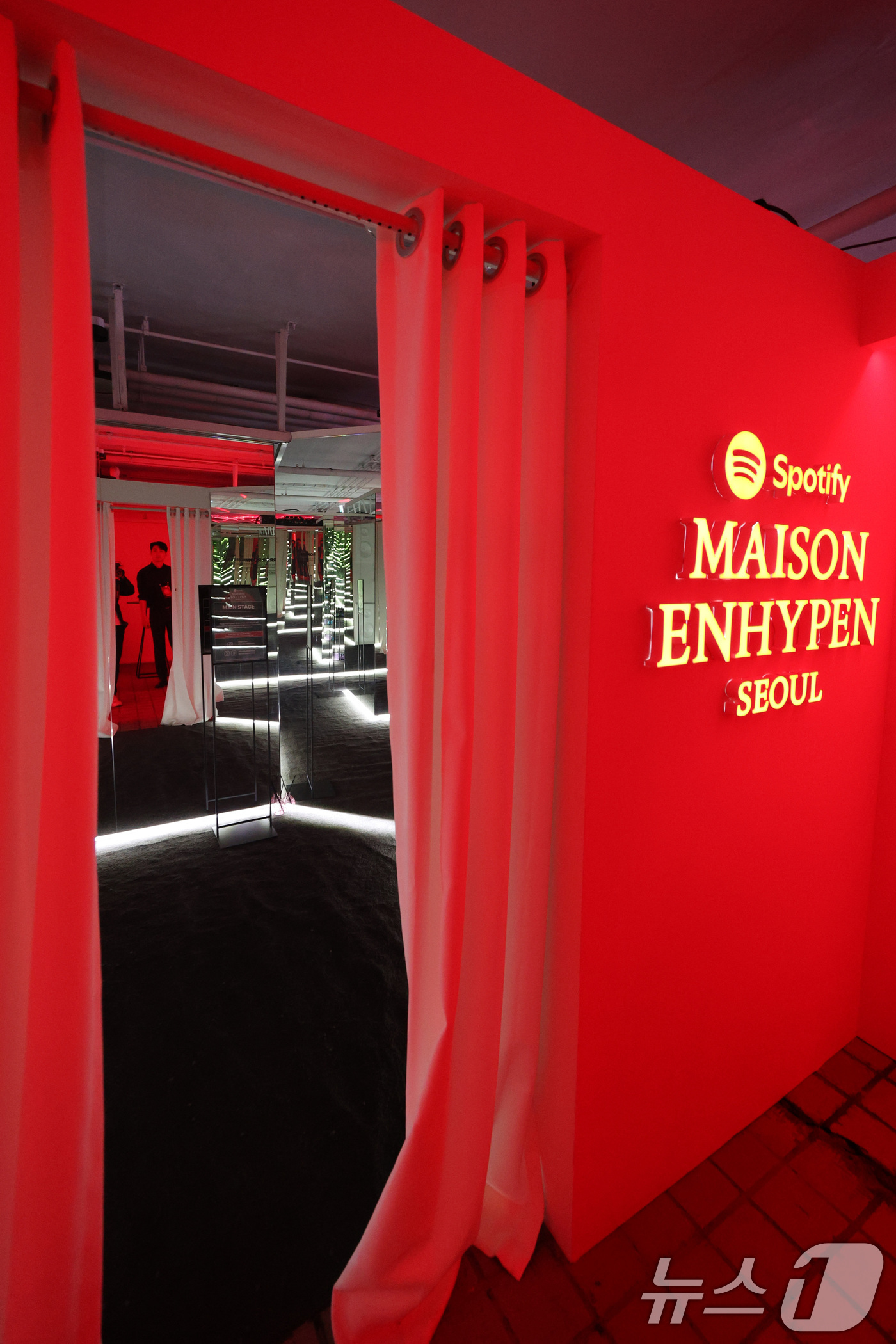 (서울=뉴스1) 신웅수 기자 = 5일 서울 여의도 지하벙커를 찾은 시민들이 스포티파이가 케이팝 아티스트 ‘엔하이픈(ENHYPEN)’과 함께 마련한 팝업 행사 메종 엔하이픈(MAIS …