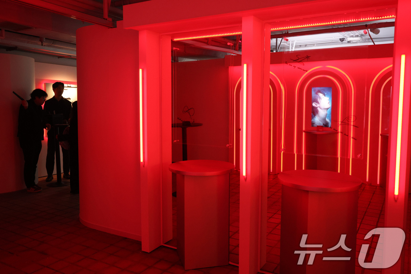 (서울=뉴스1) 신웅수 기자 = 5일 서울 여의도 지하벙커를 찾은 시민들이 스포티파이가 케이팝 아티스트 ‘엔하이픈(ENHYPEN)’과 함께 마련한 팝업 행사 메종 엔하이픈(MAIS …