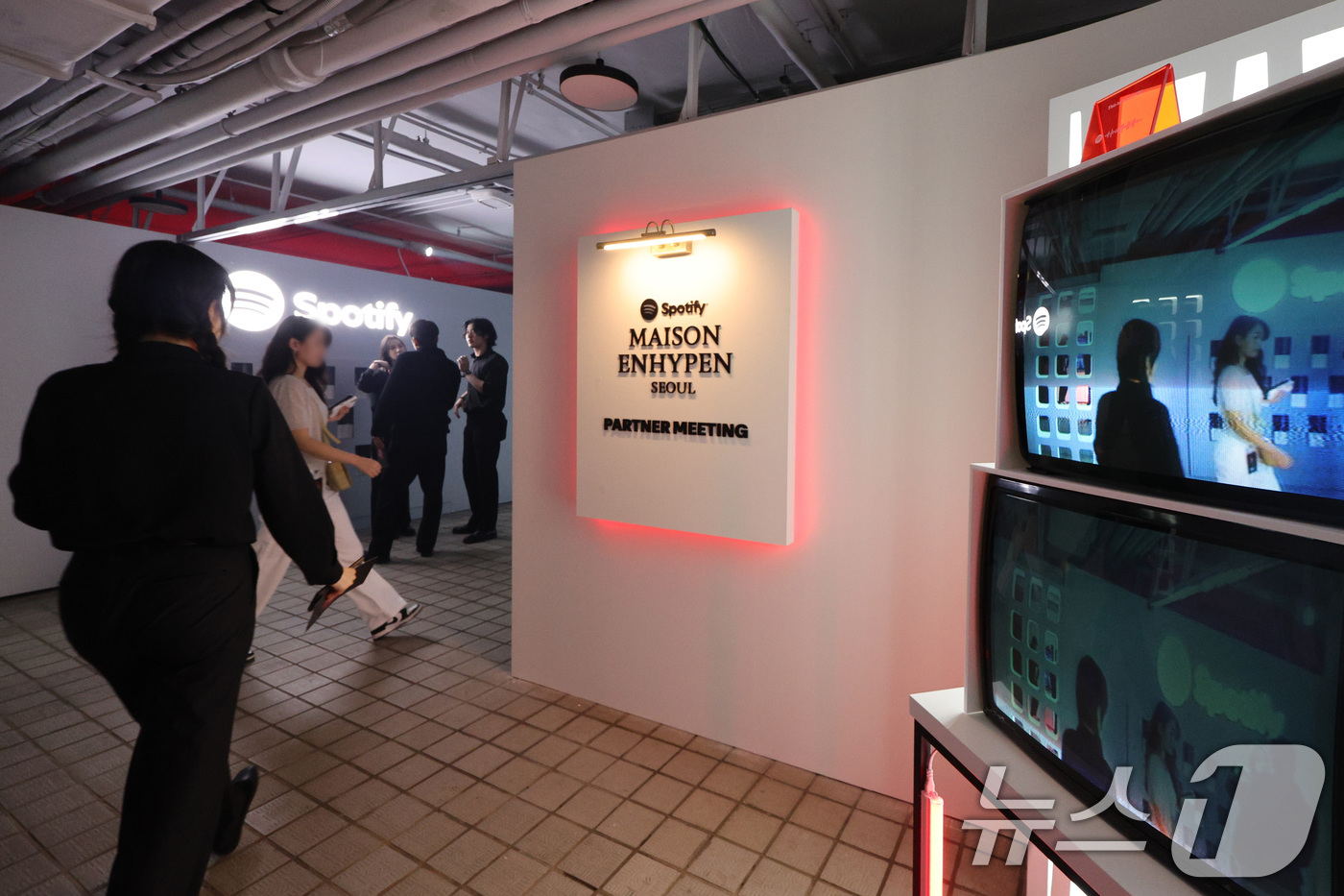 (서울=뉴스1) 신웅수 기자 = 5일 서울 여의도 지하벙커를 찾은 시민들이 스포티파이가 케이팝 아티스트 ‘엔하이픈(ENHYPEN)’과 함께 마련한 팝업 행사 메종 엔하이픈(MAIS …