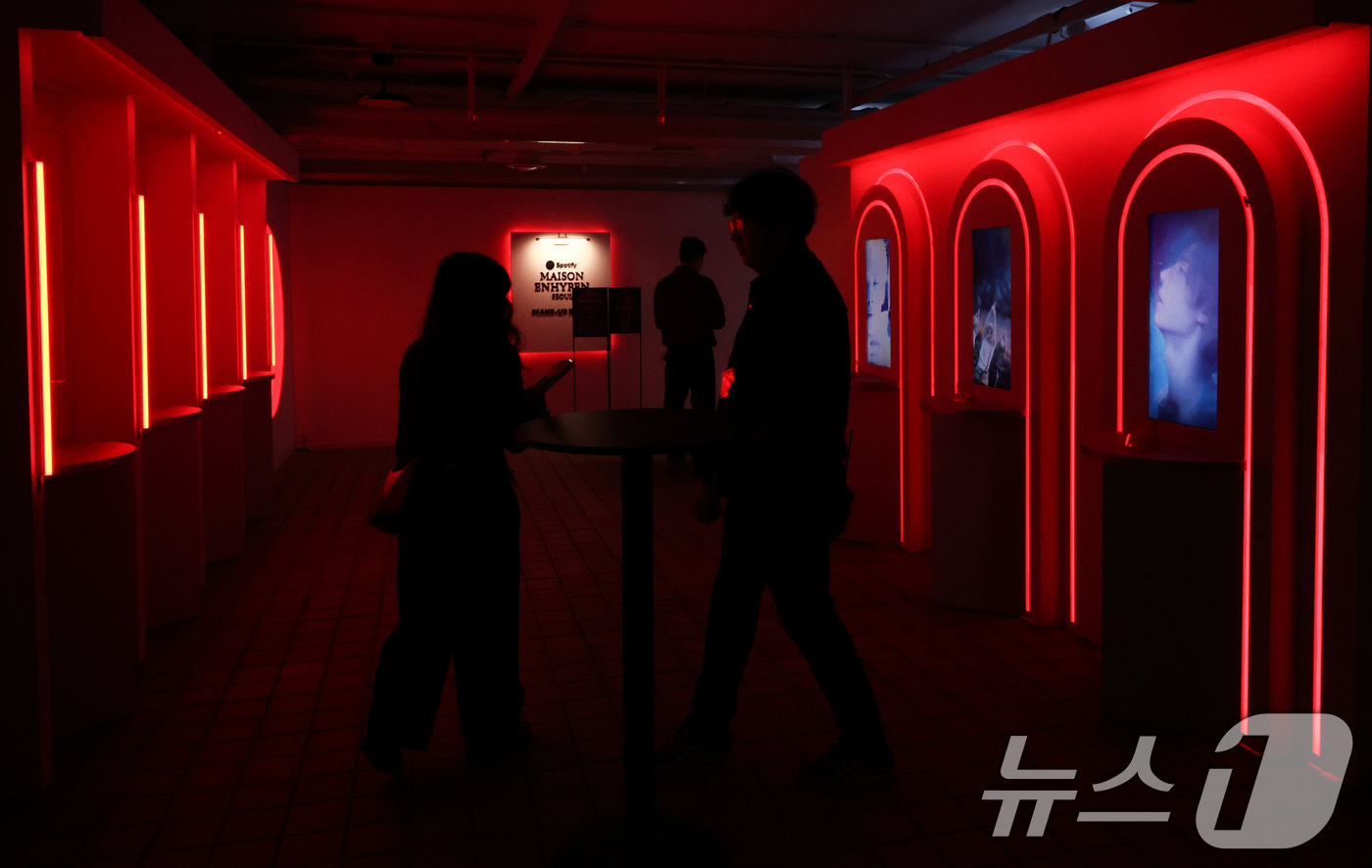 (서울=뉴스1) 신웅수 기자 = 5일 서울 여의도 지하벙커를 찾은 시민들이 스포티파이가 케이팝 아티스트 ‘엔하이픈(ENHYPEN)’과 함께 마련한 팝업 행사 메종 엔하이픈(MAIS …