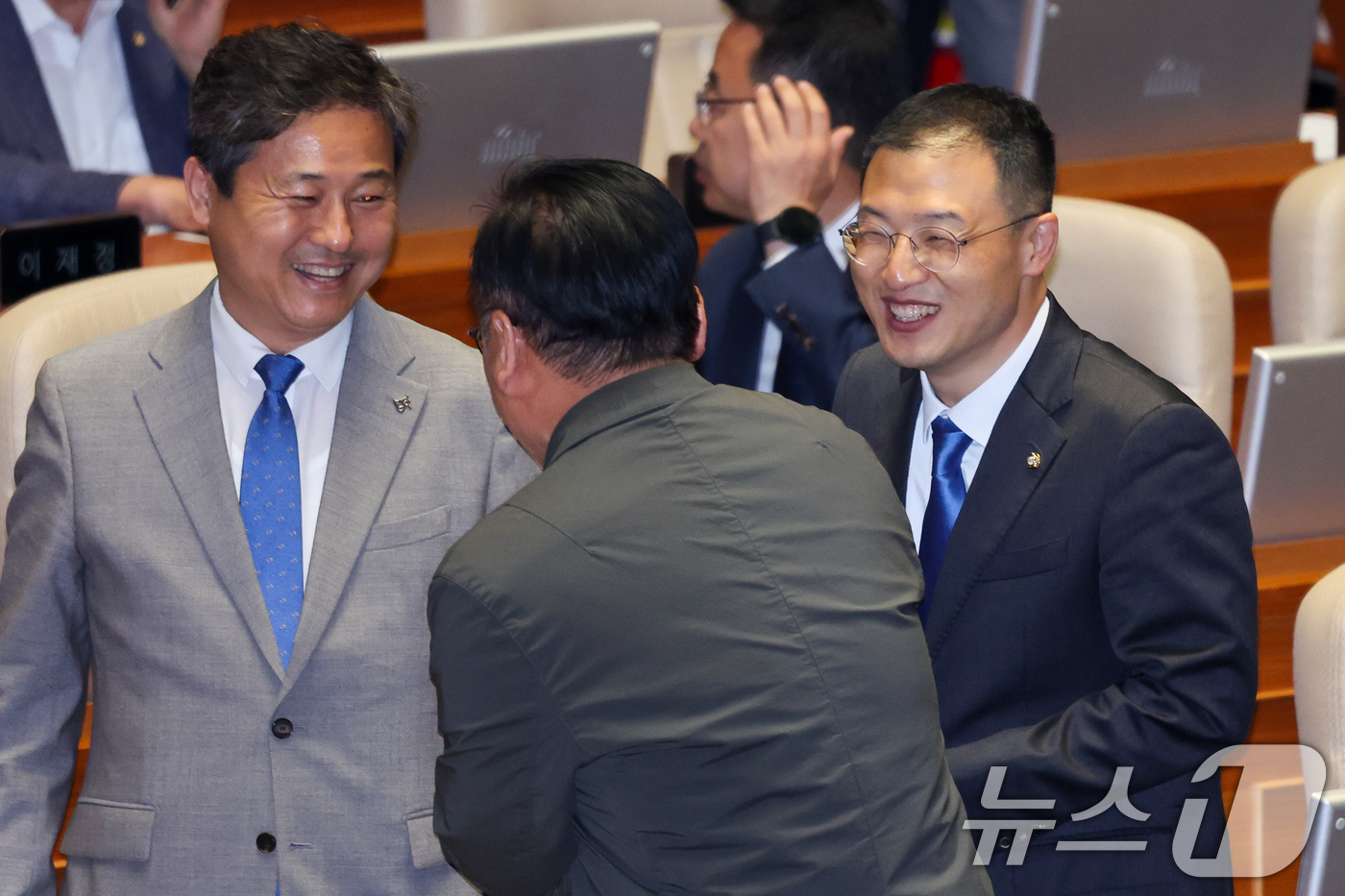 (서울=뉴스1) 안은나 기자 = 더불어민주당에 입당한 김상욱 의원이 5일 오후 서울 여의도 국회 본회의장에서 동료 의원들과 대화하고 있다. 2025.6.5/뉴스1