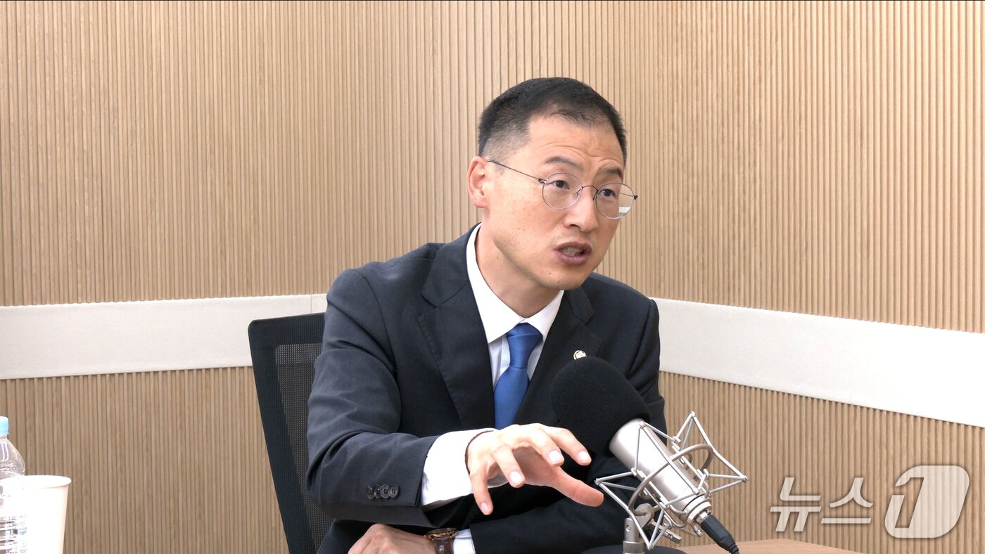 본문 이미지 - 김상욱 더불어민주당 의원이 5일 뉴스1TV &#39;팩트앤뷰&#39;에 출연해 질문에 답하고 있다.