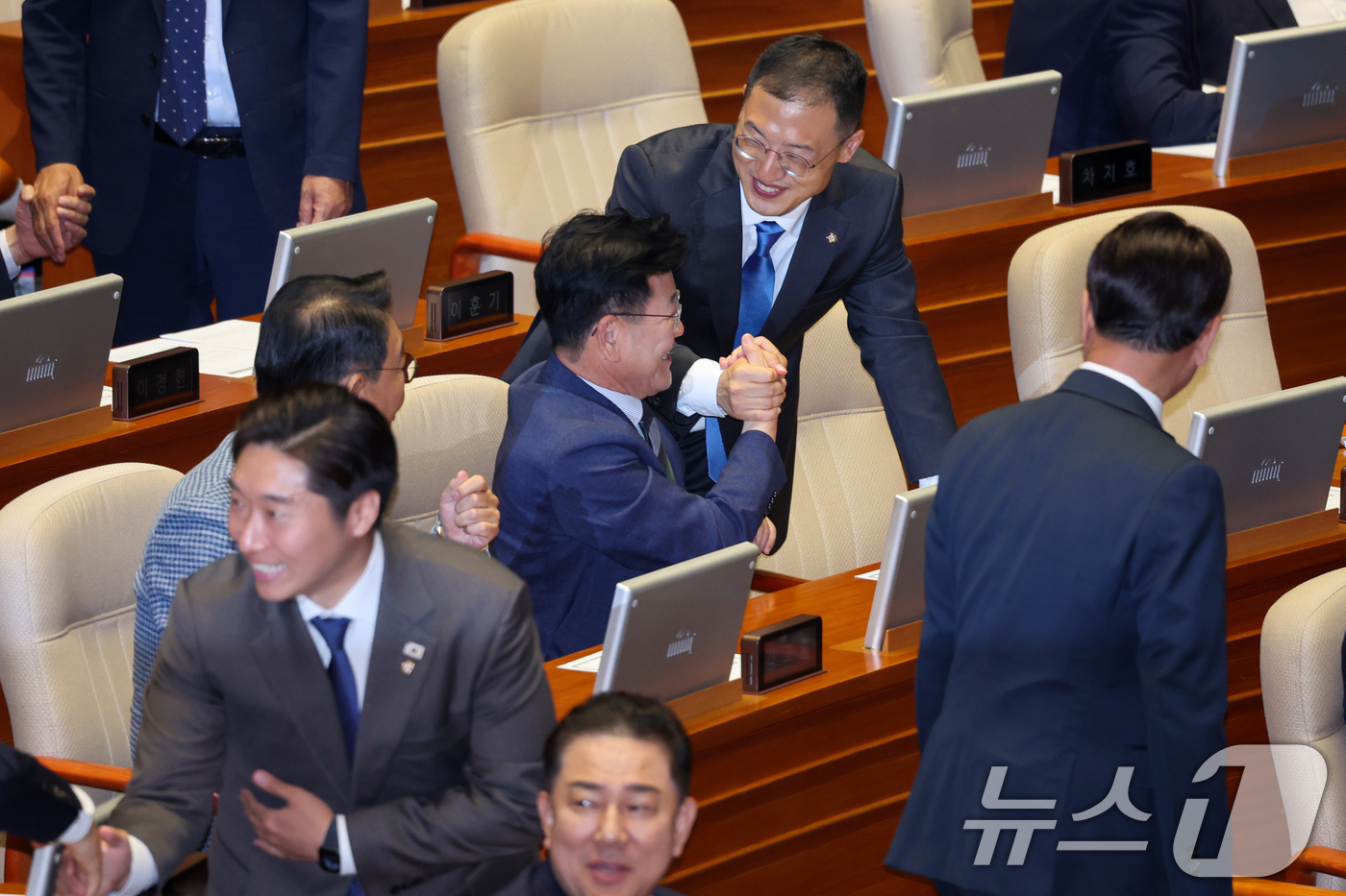 (서울=뉴스1) 안은나 기자 = 더불어민주당에 입당한 김상욱 의원이 5일 오후 서울 여의도 국회 본회의장에서 동료 의원들과 대화하고 있다. 2025.6.5/뉴스1