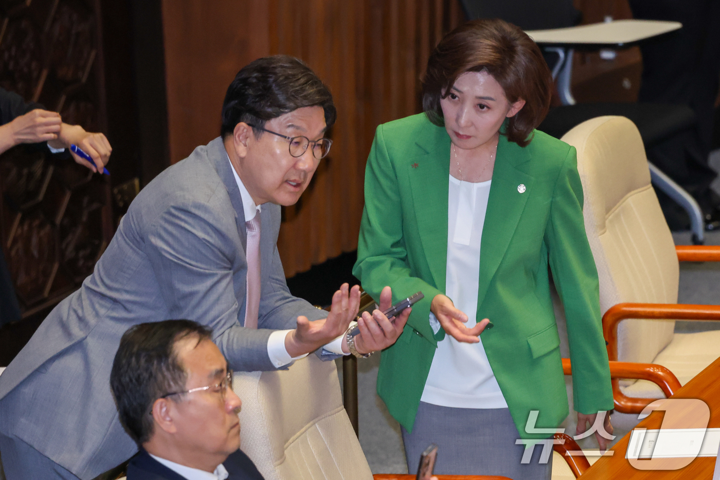 (서울=뉴스1) 안은나 기자 = 사퇴 의사를 밝힌 권성동 국민의힘 원내대표와 나경원 의원이 5일 오후 서울 여의도 국회 본회의장에서 대화하고 있다. 2025.6.5/뉴스1
