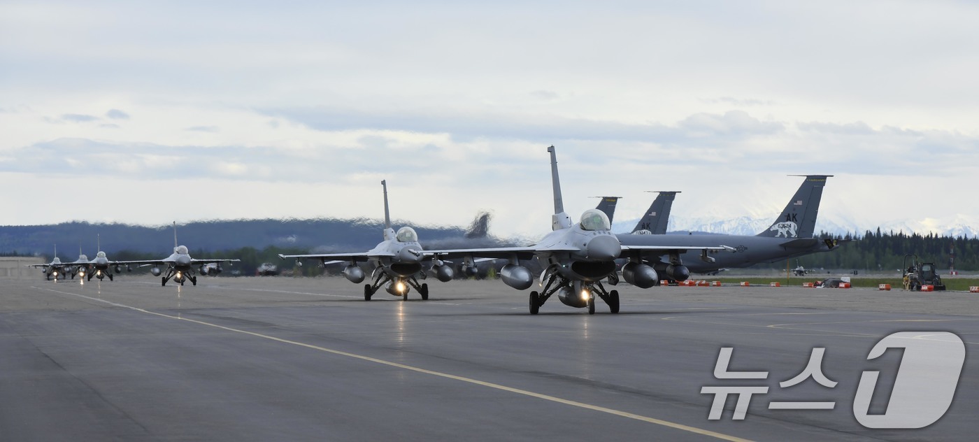 (서울=뉴스1) = 5일 새벽 2시 공군 충주기지에서 이륙한 KF-16 편대가 약 9시간의 비행을 마치고 미국 현지시간으로 4일 18시 알래스카주 아일슨 기지에 착륙해 지상활주하고 …