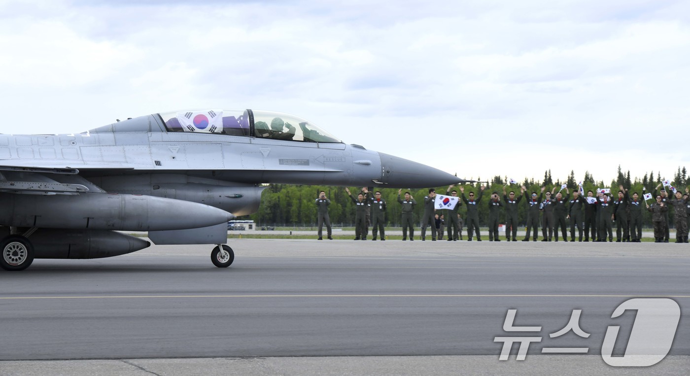 (서울=뉴스1) = 5일 새벽 2시 공군 충주기지에서 이륙해 약 9시간의 비행을 마치고 미국 현지시간으로 4일 18시 알래스카주 아일슨 기지에 무사히 착륙한 KF-16 편대가 미리 …