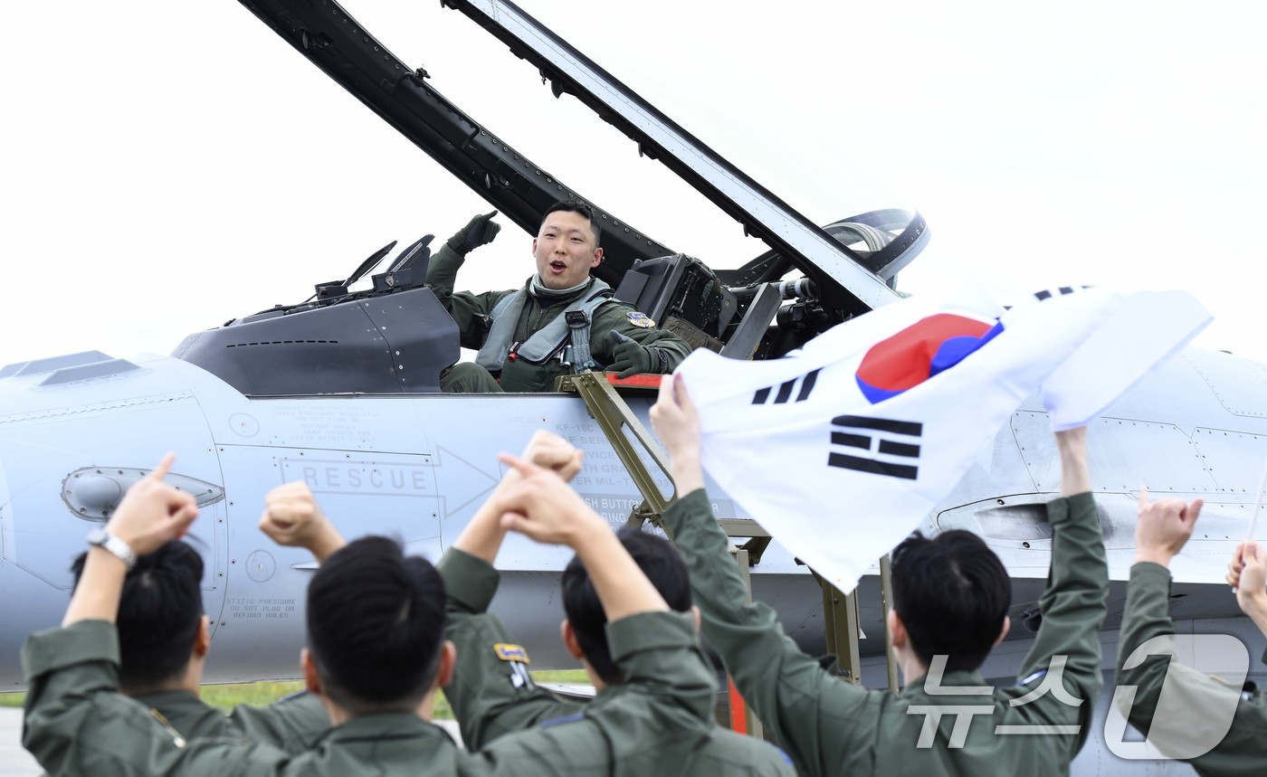 (서울=뉴스1) = 5일 새벽 2시 공군 충주기지에서 이륙해 약 9시간의 비행을 마치고 미국 현지시간으로 4일 18시 알래스카주 아일슨 기지에 무사히 착륙한 김형민 대위가 미리 도 …