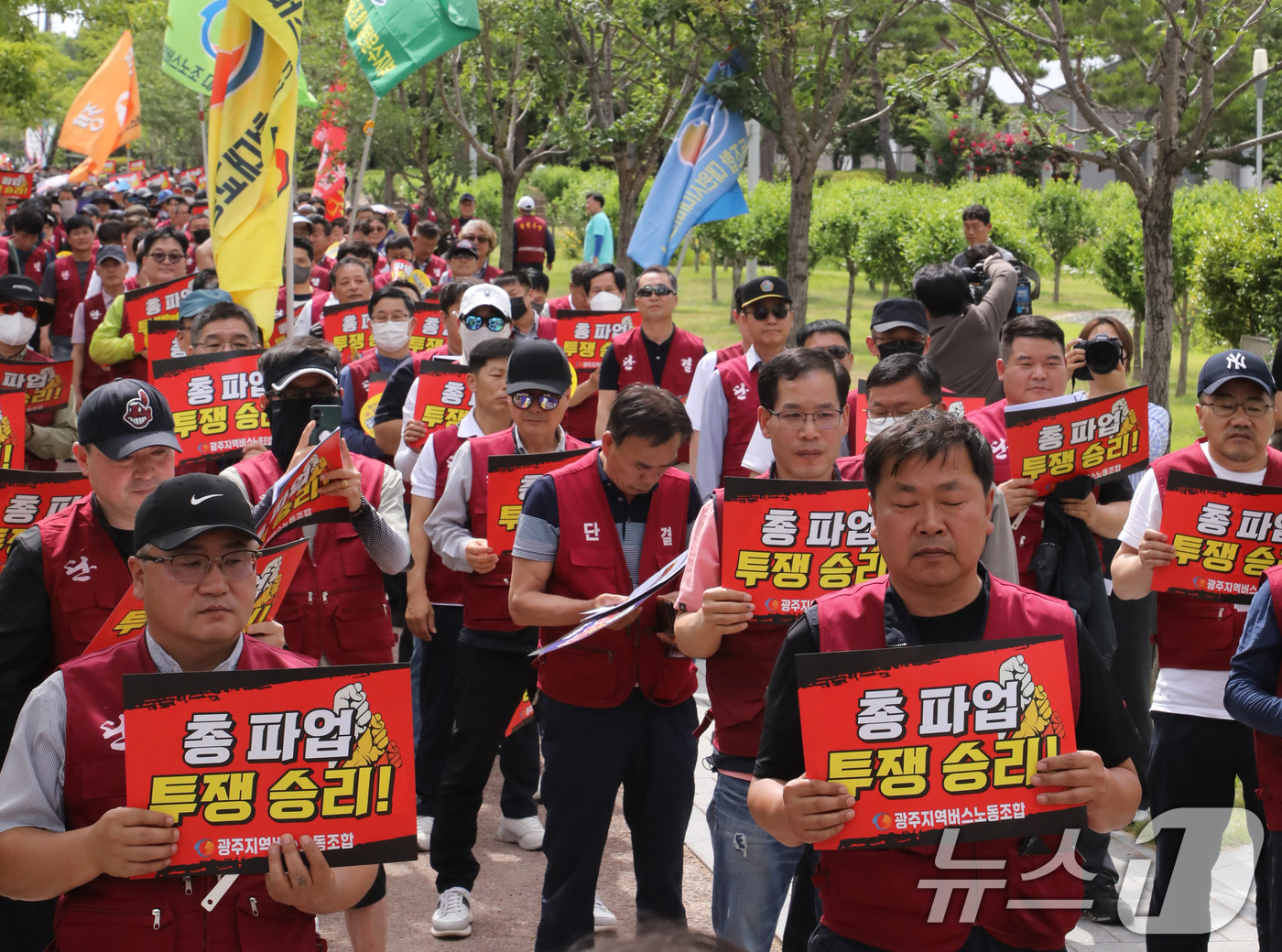 (광주=뉴스1) 이수민 기자 = 광주지역버스노동조합이 5일 광주시청 앞에서 총파업 투쟁 승리 쟁취를 위한 결의대회를 열고 구호를 외치고 있다. 2025.6.5/뉴스1