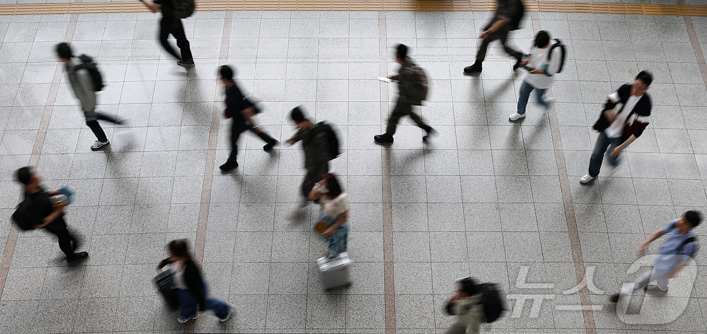 (서울=뉴스1) 김도우 기자 = 우리나라 1인당 국민총소득(GNI)이 사상 처음 원화 기준으로 5000만 원을 돌파했다.한국은행이 5일 발표한 '2023년 국민계정 및 2024년 …