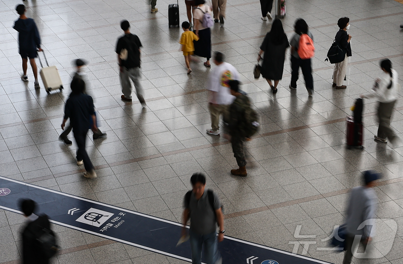 (서울=뉴스1) 김도우 기자 = 우리나라 1인당 국민총소득(GNI)이 사상 처음 원화 기준으로 5000만 원을 돌파했다.한국은행이 5일 발표한 '2023년 국민계정 및 2024년 …