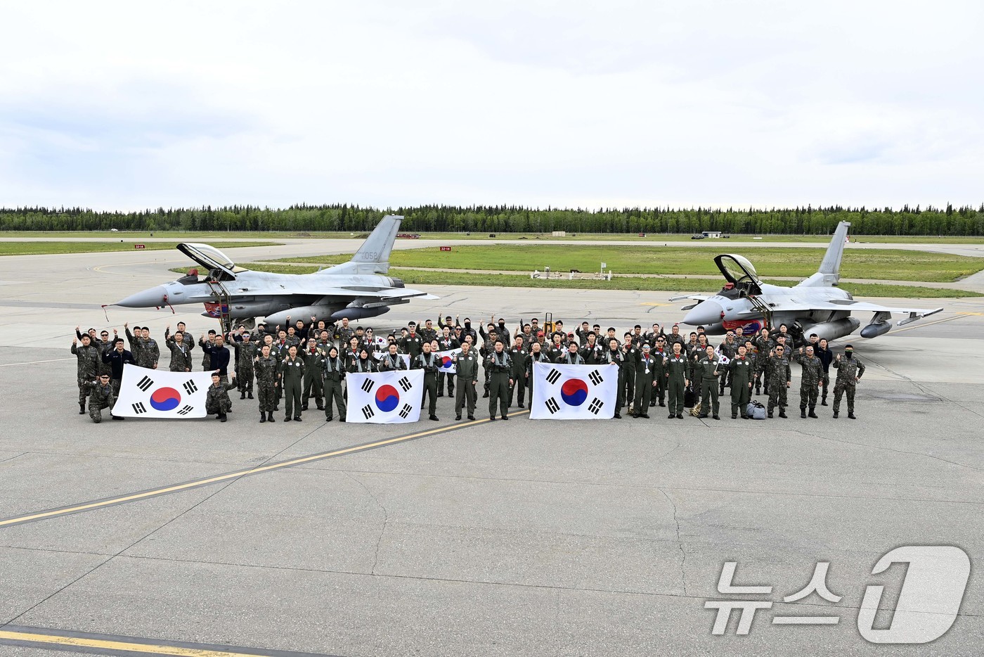 (서울=뉴스1) = 4일(현지시간) 미국 알래스카주 아일슨 기지에 무사히 도착한 공군 훈련요원들이 성공적인 훈련을 다짐하며 단체 사진을 찍고 있다. (공군 제공. 재판매 및 DB …