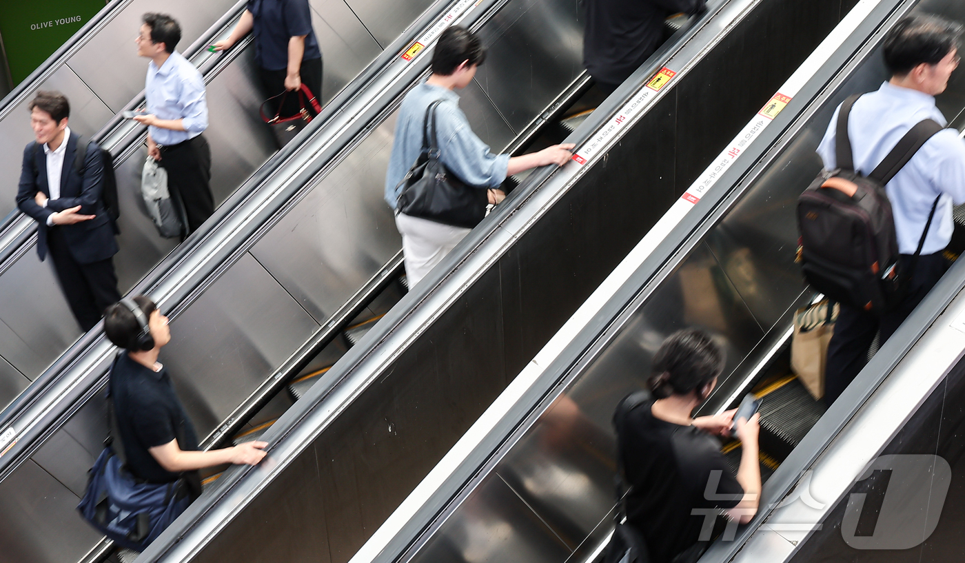 (서울=뉴스1) 김도우 기자 = 우리나라 1인당 국민총소득(GNI)이 사상 처음 원화 기준으로 5000만 원을 돌파했다.한국은행이 5일 발표한 '2023년 국민계정 및 2024년 …