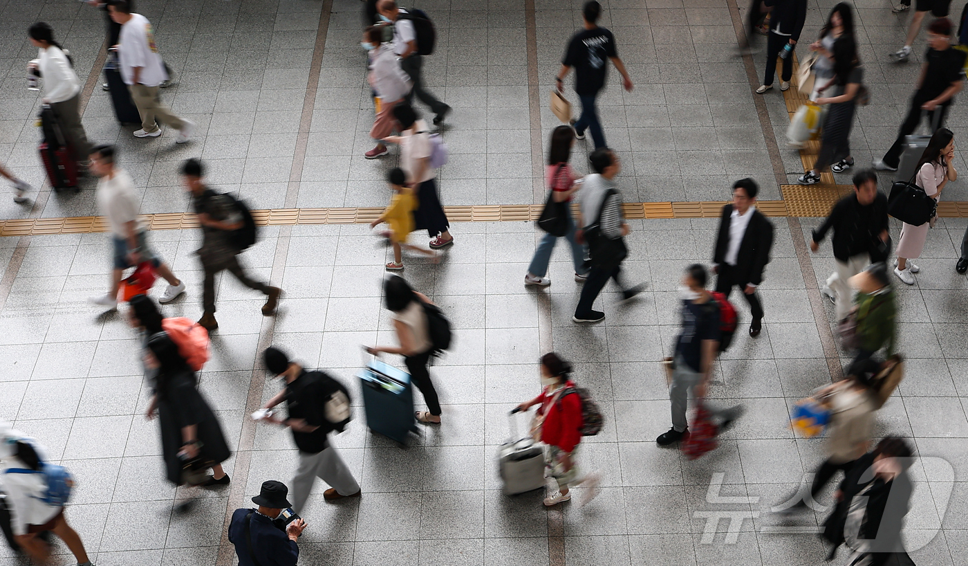 (서울=뉴스1) 김도우 기자 = 우리나라 1인당 국민총소득(GNI)이 사상 처음 원화 기준으로 5000만 원을 돌파했다.한국은행이 5일 발표한 '2023년 국민계정 및 2024년 …