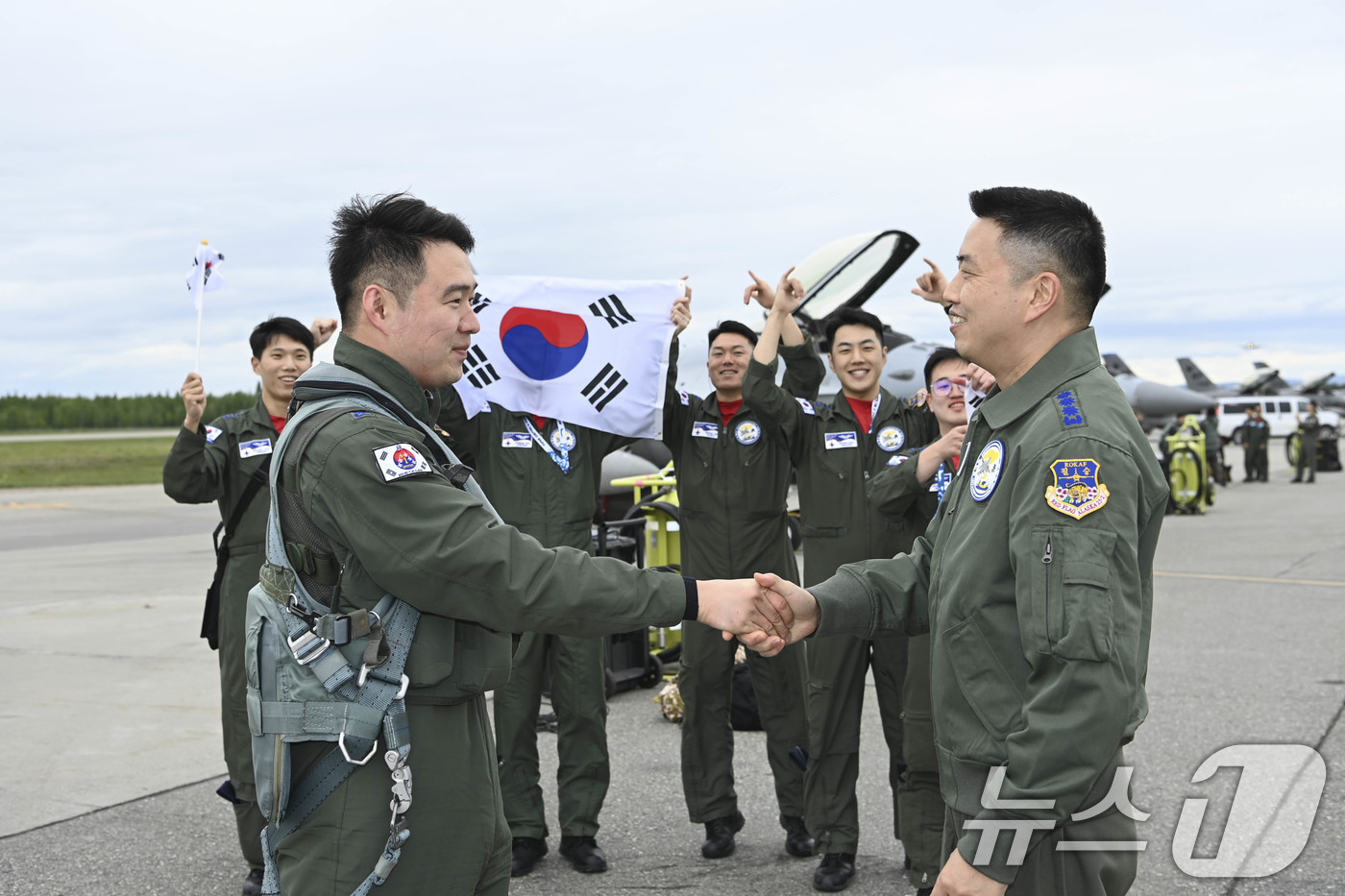 (서울=뉴스1) = 2025 레드플래그 알래스카 훈련단장 신용주 대령이 4일(현지시간) 한국에서 전투기를 이끌고 미국 알래스카주 아일슨 기지에 무사히 착륙한 KF-16 페리 조종사 …