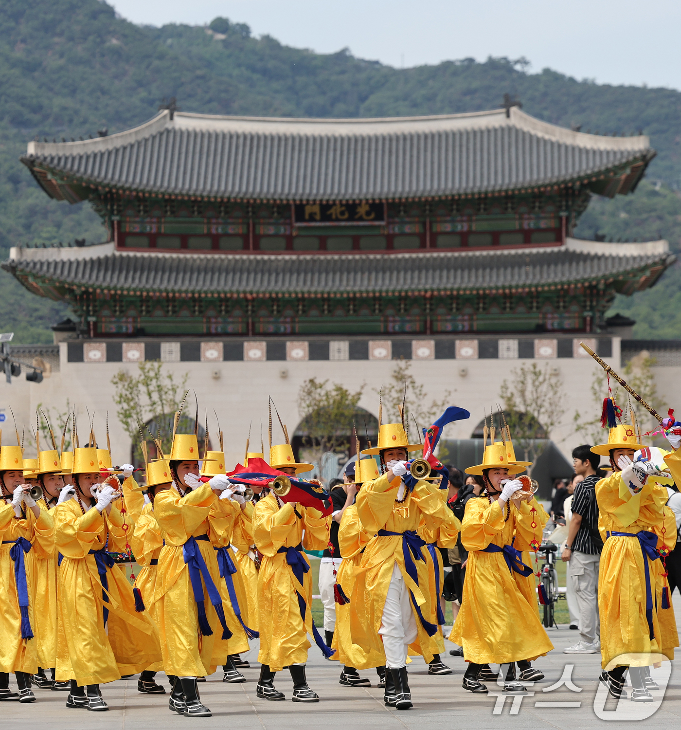 (서울=뉴스1) 오대일 기자 = 제1회 국악의날인 5일 오후 서울 종로구 광화문광장에서 열린 '여민락 대축제' 국악의 날 기념 퍼레이드에서 국방부 군악대대 전통악대가 악기를 연주하 …