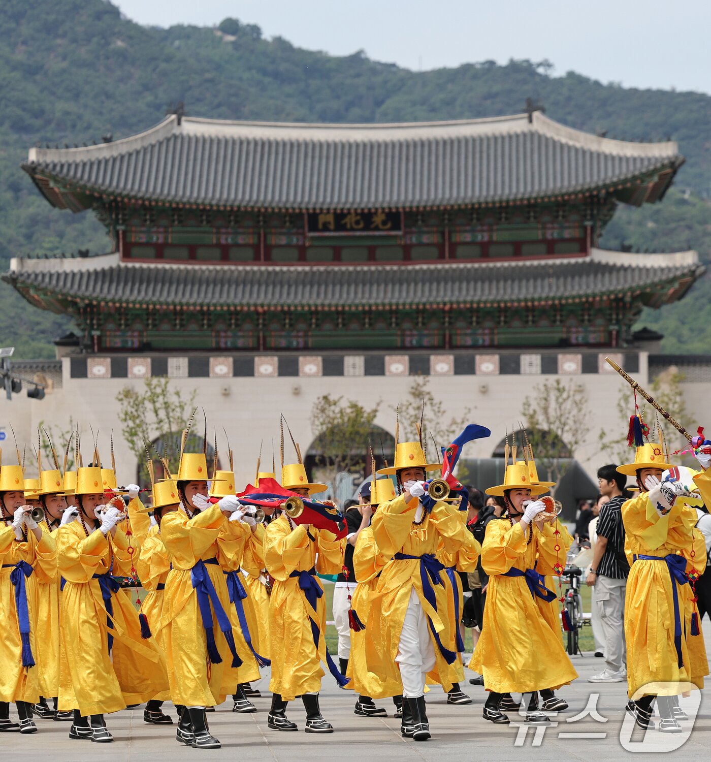 본문 이미지 - 제1회 국악의날인 5일 오후 서울 종로구 광화문광장에서 열린 &#39;여민락 대축제&#39; 국악의 날 기념 퍼레이드에서 국방부 군악대대 전통악대가 악기를 연주하고 있다. 2025.6.5/뉴스1 ⓒ News1 오대일 기자