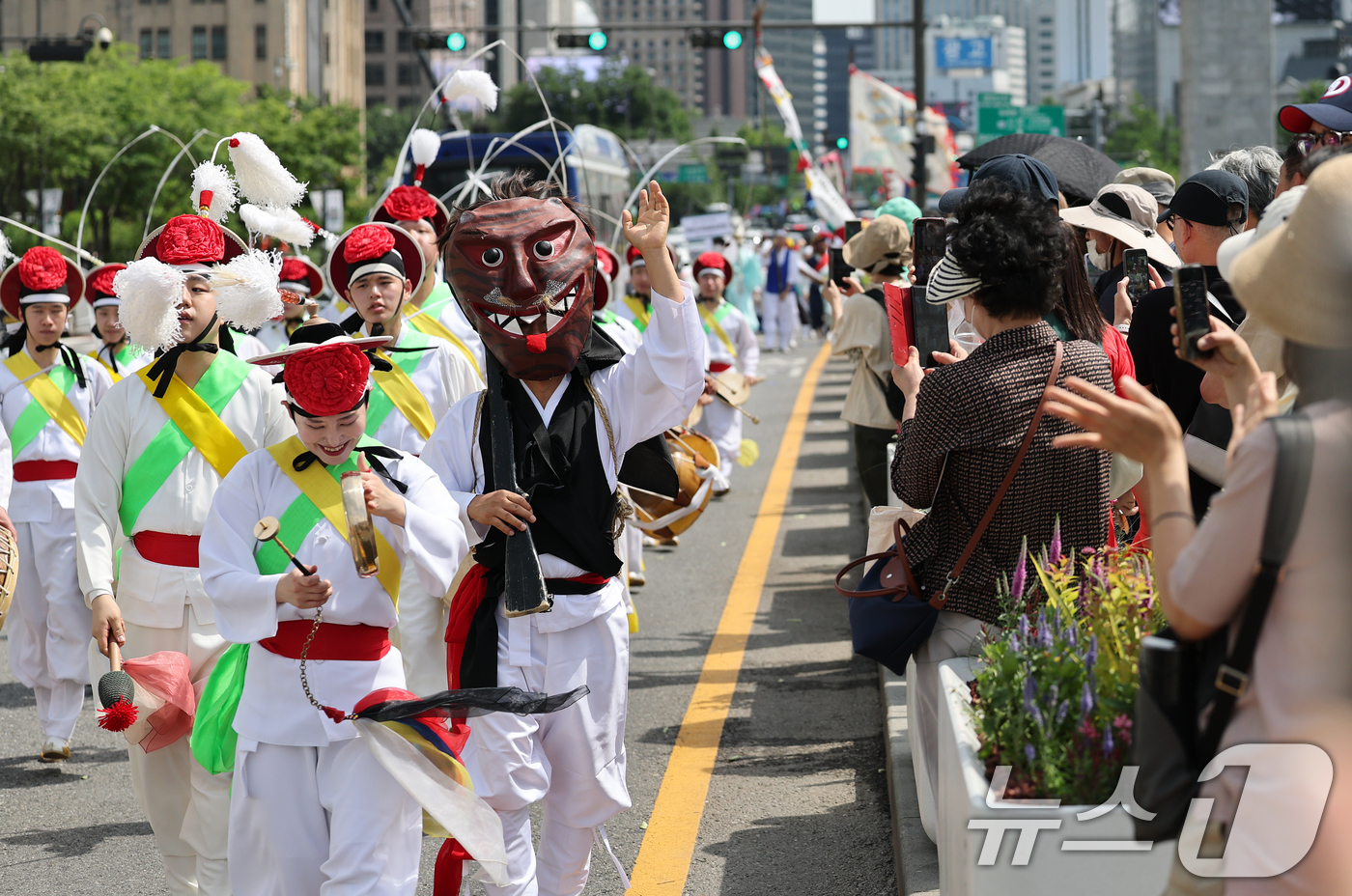 (서울=뉴스1) 오대일 기자 = 제1회 국악의날인 5일 오후 서울 종로구 광화문광장에서 '여민락 대축제' 국악의 날 기념 퍼레이드가 열리고 있다.국악의날은 전통예술의 발전과 활성화 …