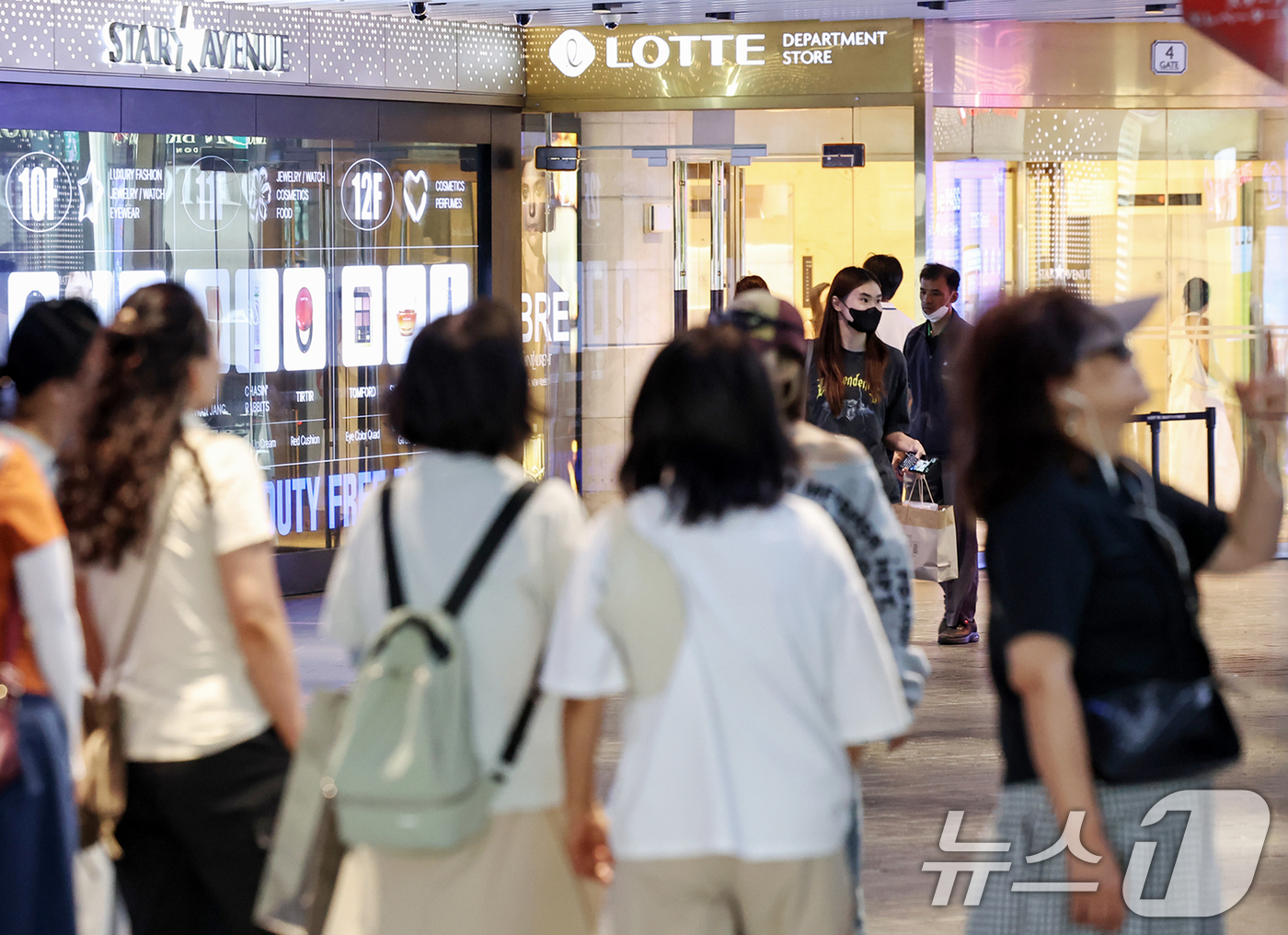 (서울=뉴스1) 민경석 기자 = 이재명 정부 출범으로 한중 관계가 회복될 것으로 예상되면서 관련 업계가 반기는 분위기다.특히 면세, 뷰티 등 중국 의존도가 높았던 유통 업계가 수혜 …