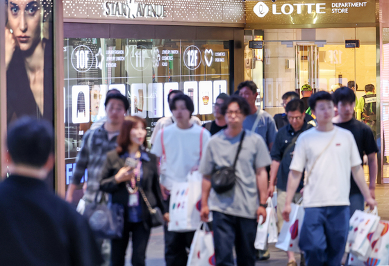 "명품 사러 韓 백화점 가요"…원화 약세에 외국인 '쇼핑 성지' 등극