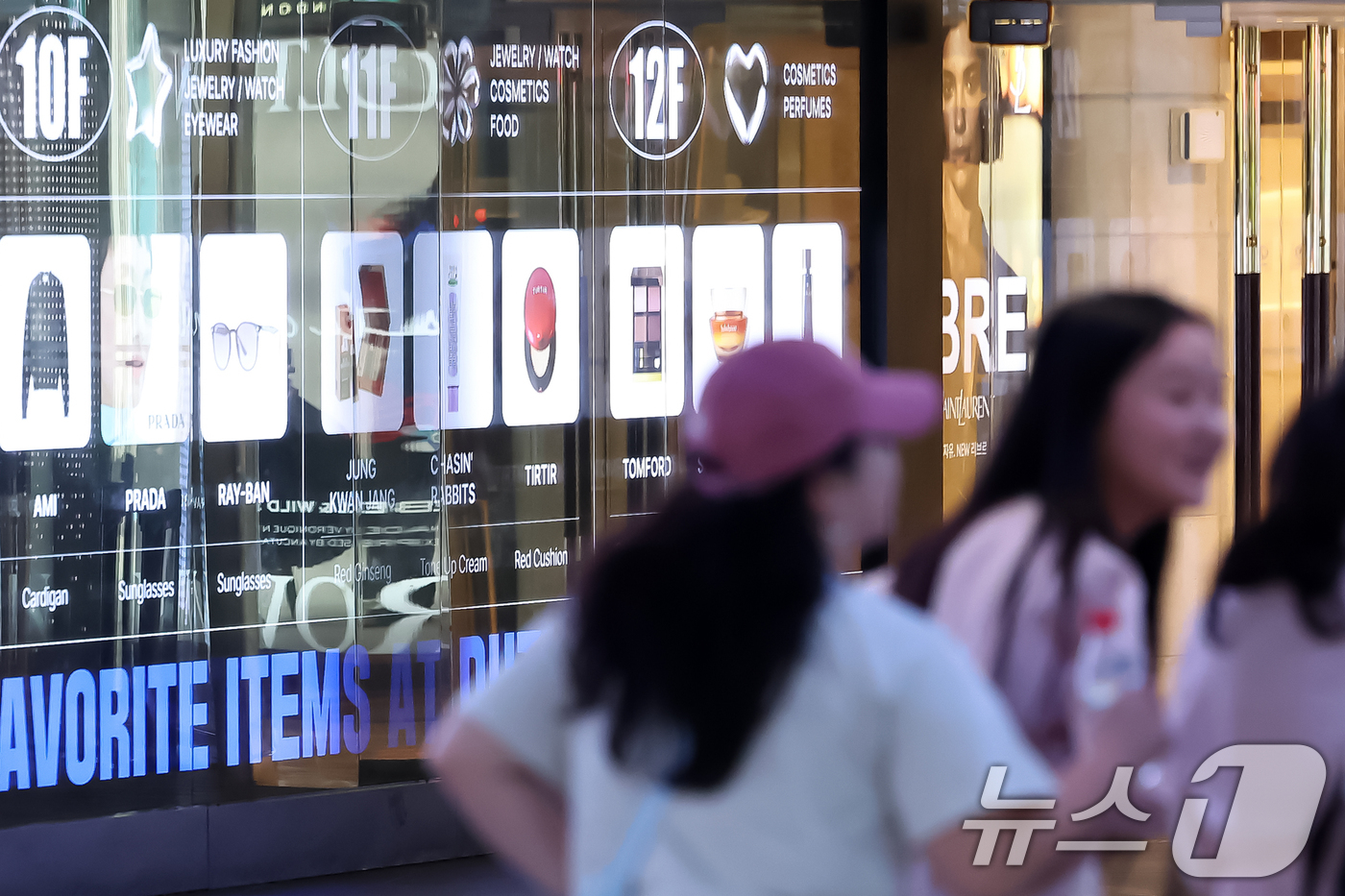 (서울=뉴스1) 민경석 기자 = 이재명 정부 출범으로 한중 관계가 회복될 것으로 예상되면서 관련 업계가 반기는 분위기다.특히 면세, 뷰티 등 중국 의존도가 높았던 유통 업계가 수혜 …