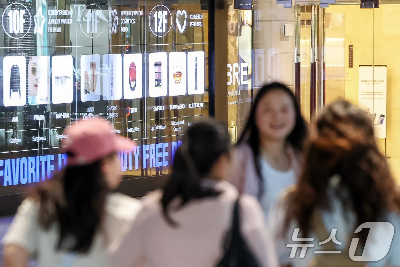 (서울=뉴스1) 민경석 기자 = 이재명 정부 출범으로 한중 관계가 회복될 것으로 예상되면서 관련 업계가 반기는 분위기다.특히 면세, 뷰티 등 중국 의존도가 높았던 유통 업계가 수혜 …