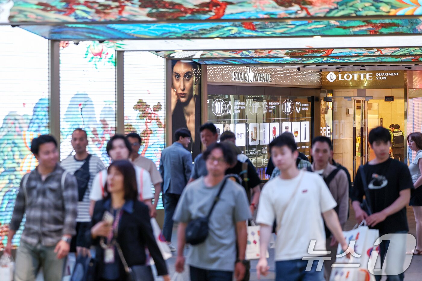 본문 이미지 - 울 시내 한 면세점에서 외국인 관광객들이 쇼핑을 마친 뒤 걸음을 옮기고 있다. 2025.6.5/뉴스1 ⓒ News1 민경석 기자