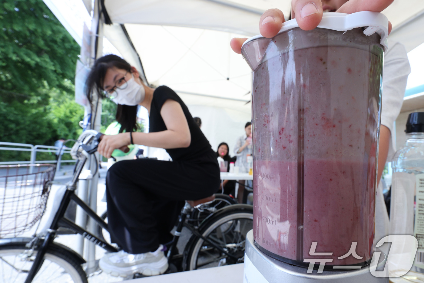 (서울=뉴스1) 신웅수 기자 = 세계 환경의 날인 5일 오후 서울 성동구 서울새활용플라자에서 열린 '서울 생태전환교육 한마당'에서 학생들이 자전거를 이용해 발생시킨 전기로 쉐이크를 …