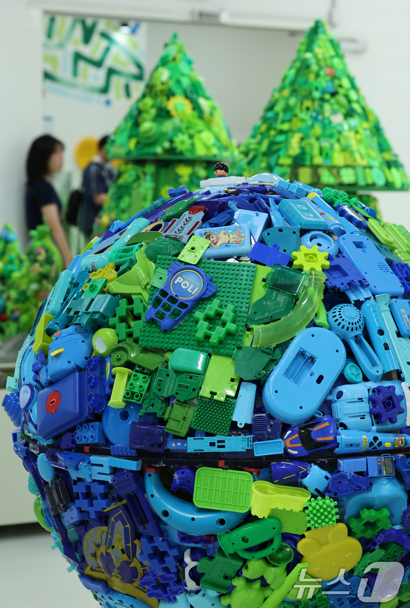 (서울=뉴스1) 신웅수 기자 = 세계 환경의 날인 5일 오후 서울 성동구 서울새활용플라자에서 열린 '서울 생태전환교육 한마당'에서 학생들이 버려진 플라스틱을 재활용한 작품을 살펴보 …