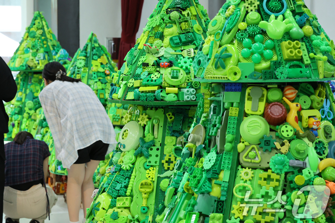 (서울=뉴스1) 신웅수 기자 = 세계 환경의 날인 5일 오후 서울 성동구 서울새활용플라자에서 열린 '서울 생태전환교육 한마당'에서 학생들이 버려진 플라스틱을 재활용한 작품을 살펴보 …