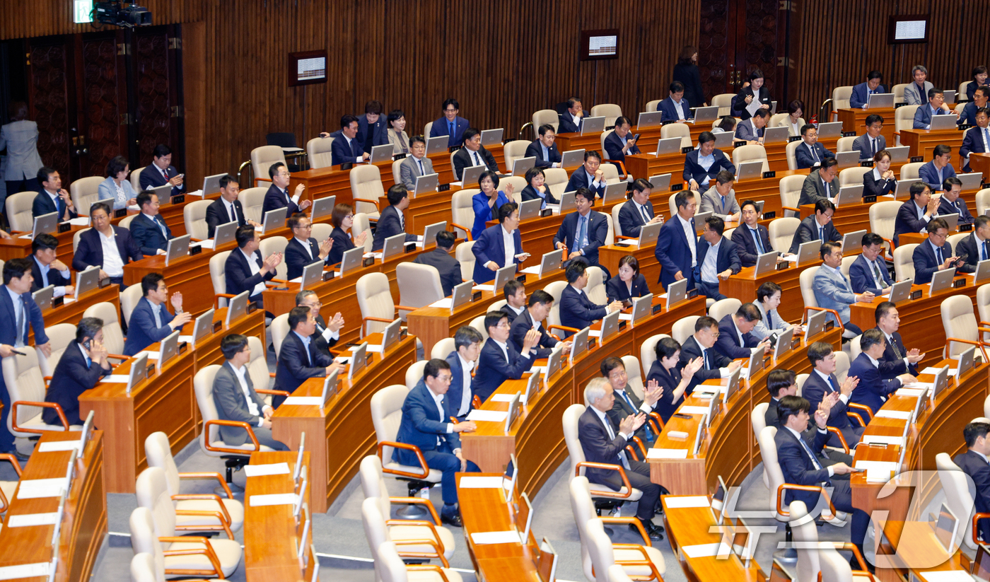 (서울=뉴스1) 안은나 기자 = 5일 오후 서울 여의도 국회 본회의에서 국민의힘 퇴장 속에 검사징계법 일부개정법률안과 채해병, 내란, 김건희 특검법이 통과된 뒤 더불어민주당 의원들 …