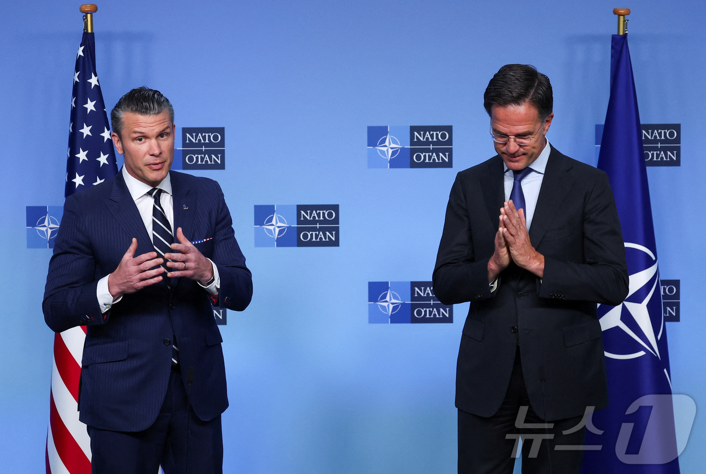 (벨기에 브뤼셀 로이터=뉴스1) 신기림 기자 = 피트 헤그세스 미국 국방장관(왼쪽)과 마르크 뤼터 나토 사무총장이 5일(현지시간) 벨기에 브뤼셀에서 열린 나토 국방장관 회의 당일 …