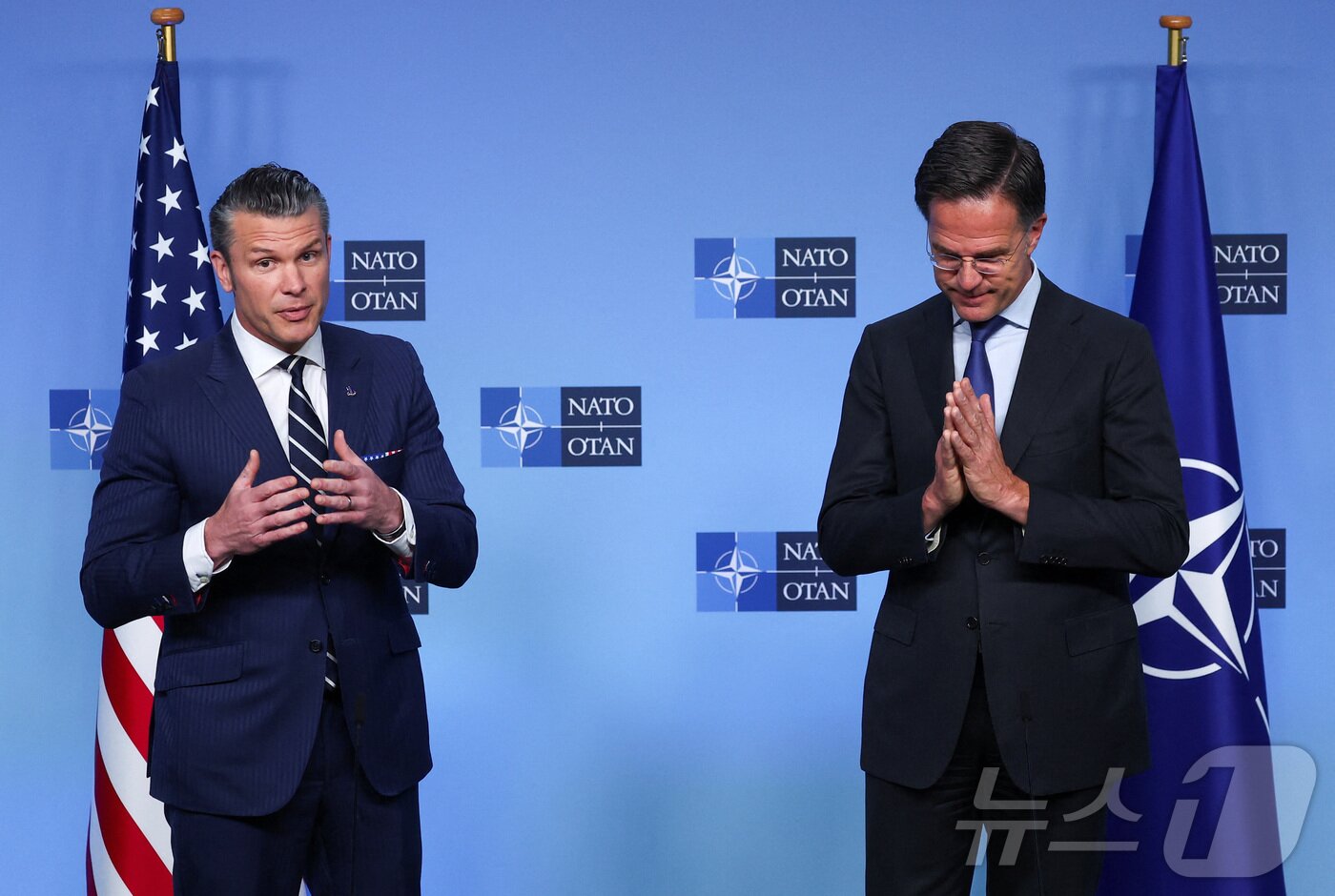 본문 이미지 - 피트 헤그세스 미국 국방장관(왼쪽)과 마르크 뤼터 나토 사무총장이 5일(현지시간) 벨기에 브뤼셀에서 열린 나토 국방장관 회의 당일 언론과 대화하고 있다. 2025.6.5 ⓒ 로이터=뉴스1 ⓒ News1 신기림 기자