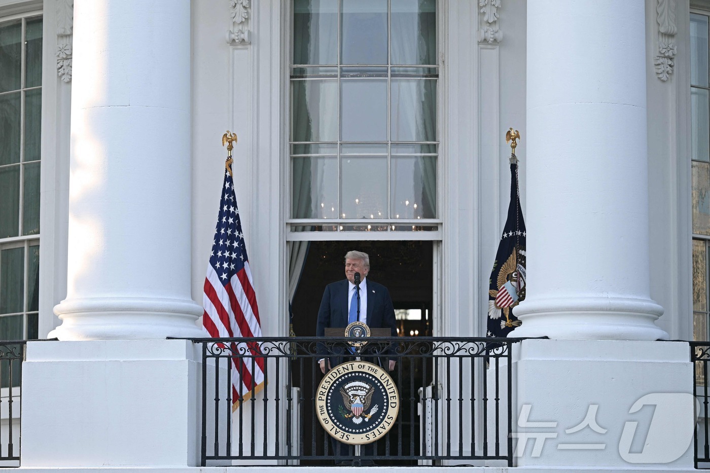 (미국 워싱턴DC AFP=뉴스1) 신기림 기자 = 도널드 트럼프 미국 대통령이 4일(현지시간) 워싱턴D.C. 백악관 남쪽 잔디밭서 열린 여름파티(summer soiree)에 참석하 …