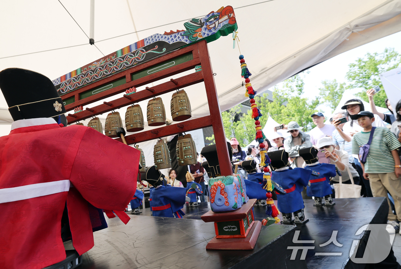 (서울=뉴스1) 오대일 기자 = 제1회 국악의날인 5일 오후 서울 종로구 광화문광장에 마련된 특설무대에서 시민들이 로봇이 연주하는 종묘제례악 공연을 관람하고 있다.국악의날은 전통예 …