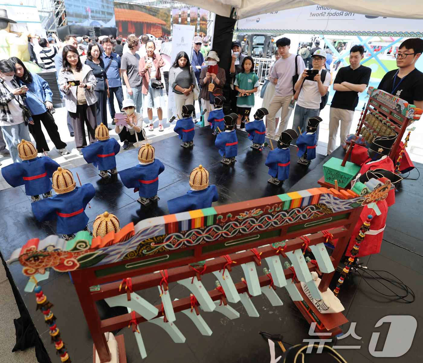 (서울=뉴스1) 오대일 기자 = 제1회 국악의날인 5일 오후 서울 종로구 광화문광장에 마련된 특설무대에서 시민들이 로봇이 연주하는 종묘제례악 공연을 관람하고 있다.국악의날은 전통예 …