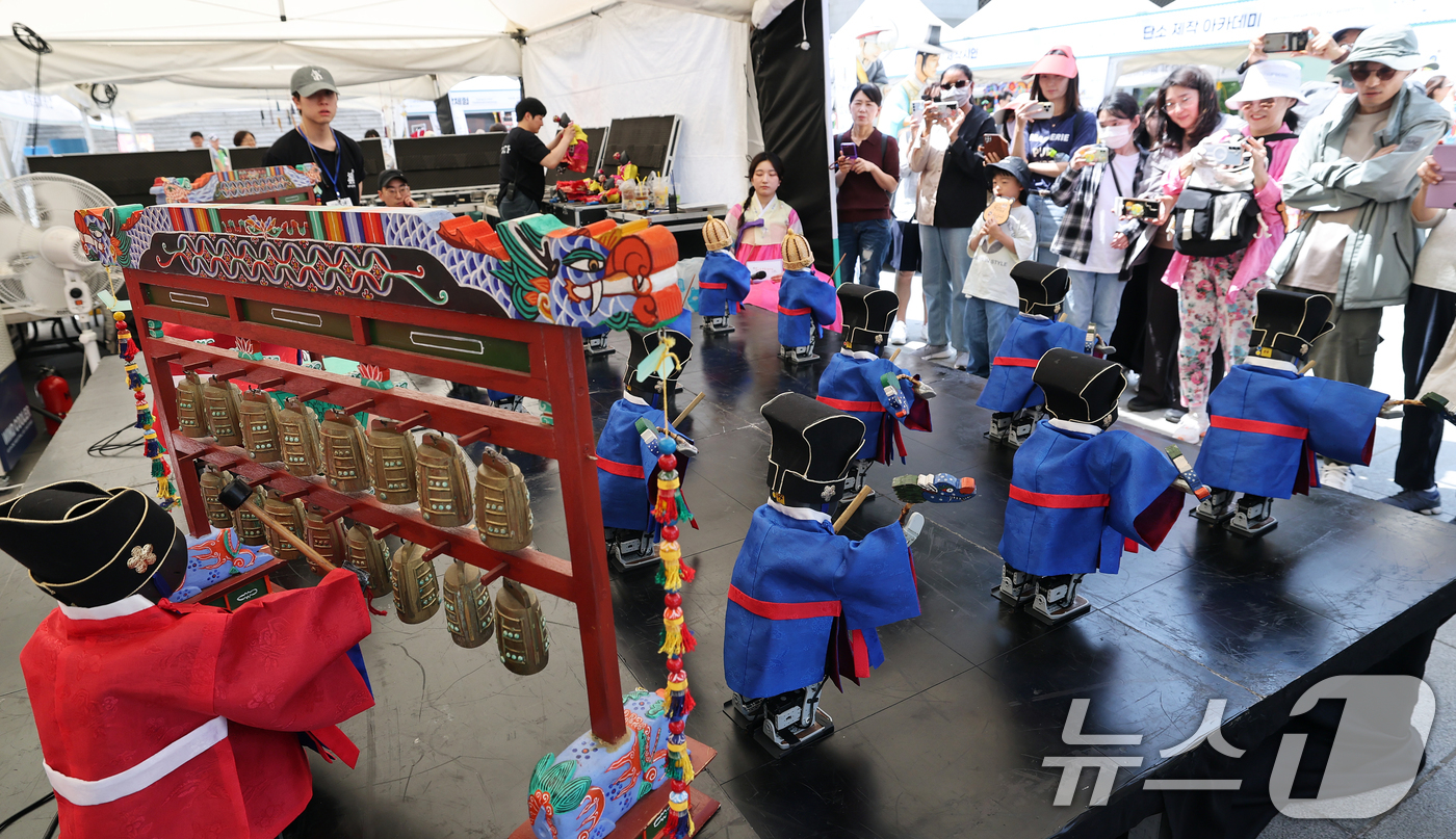 (서울=뉴스1) 오대일 기자 = 제1회 국악의날인 5일 오후 서울 종로구 광화문광장에 마련된 특설무대에서 시민들이 로봇이 연주하는 종묘제례악 공연을 관람하고 있다.국악의날은 전통예 …