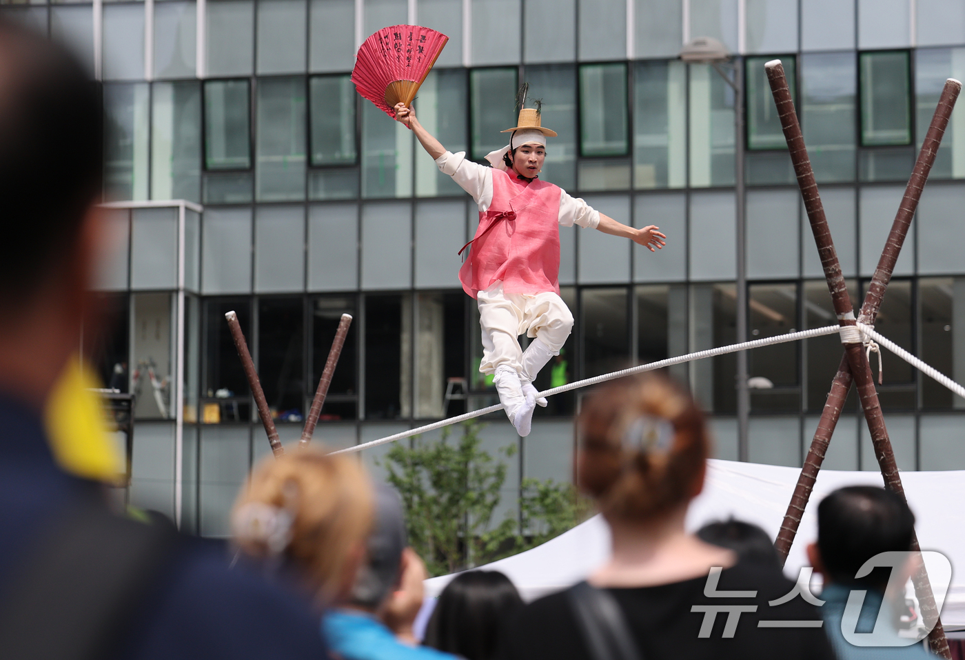 (서울=뉴스1) 오대일 기자 = 제1회 국악의날인 5일 오후 서울 종로구 광화문광장에 마련된 특설무대에서 시민들이 줄타기 공연을 관람하고 있다.국악의날은 전통예술의 발전과 활성화를 …