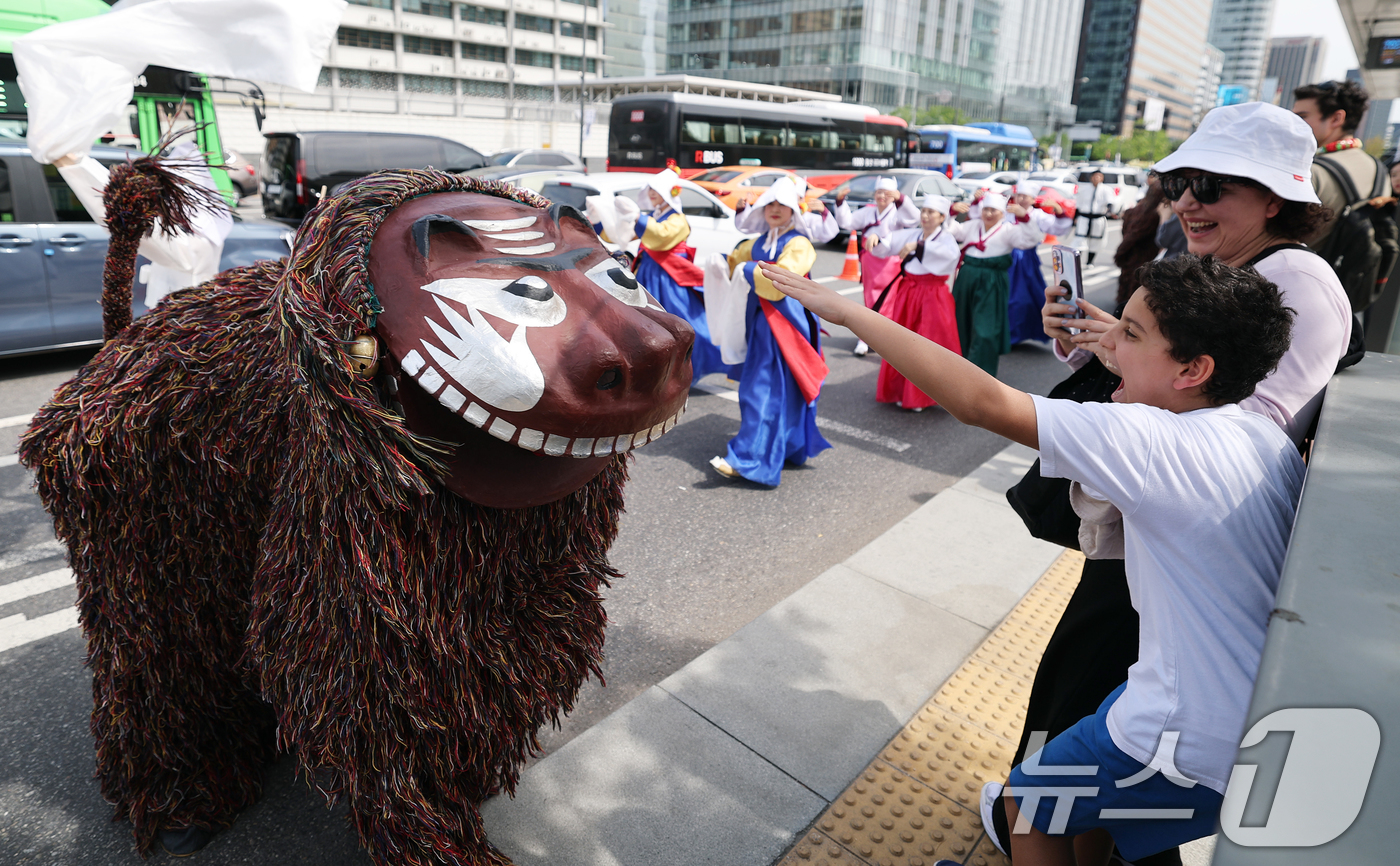 (서울=뉴스1) 오대일 기자 = 제1회 국악의날인 5일 오후 서울 종로구 광화문광장에서 열린 '여민락 대축제' 국악의 날 기념 퍼레이드에서 외국인 관광객들이 북청사자놀음을 지켜보며 …
