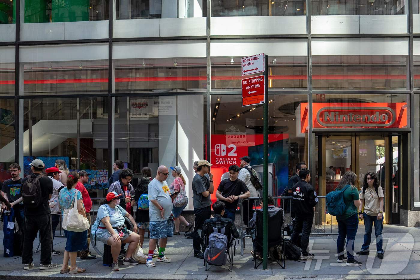 (미국 뉴욕 AFP=뉴스1) 신기림 기자 = 닌텐도 스위치 2의 자정 발매를 앞두고 4일(현지시간) 사람들이 뉴욕 매장에서 앞에서 줄을 서서 기다리고 있다. ⓒ AFP=뉴스1