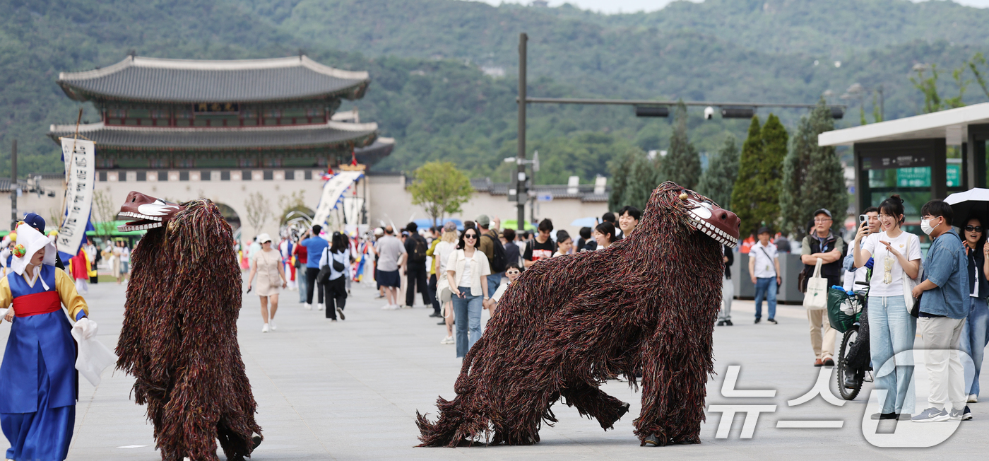 (서울=뉴스1) 오대일 기자 = 제1회 국악의날인 5일 오후 서울 종로구 광화문광장에서 열린 '여민락 대축제' 국악의 날 기념 퍼레이드에서 시민들이 북청사자놀음을 지켜보며 즐거워하 …