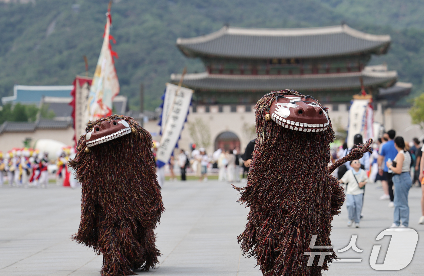 (서울=뉴스1) 오대일 기자 = 제1회 국악의날인 5일 오후 서울 종로구 광화문광장에서 열린 '여민락 대축제' 국악의 날 기념 퍼레이드에서 시민들이 북청사자놀음을 지켜보며 즐거워하 …