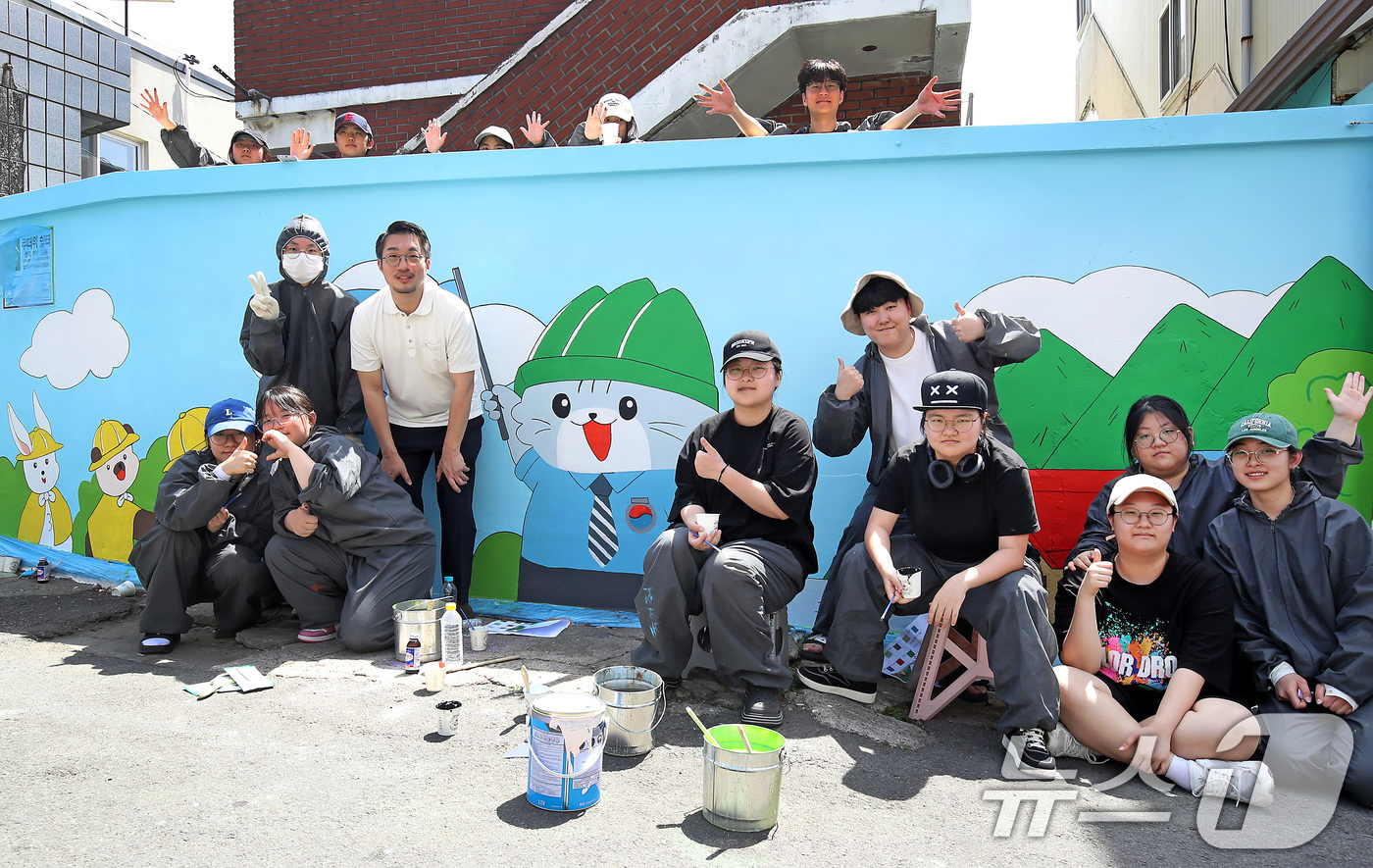 (대구=뉴스1) 공정식 기자 = 초여름 더위가 이어진 5일 오후 대구 남구 대명동 주택가에서 페인트 작업복까지 챙겨입고 나와 '벽화 그리기' 봉사에 참여한 영남이공대 웹툰과 학생들 …